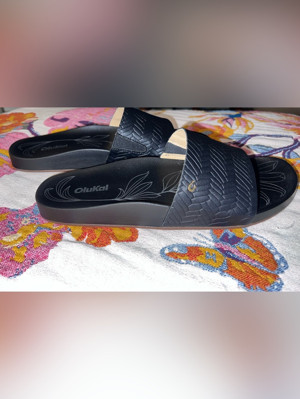 NWOT Womens 10 OluKai Black leather slide Sandals with Woven Upper